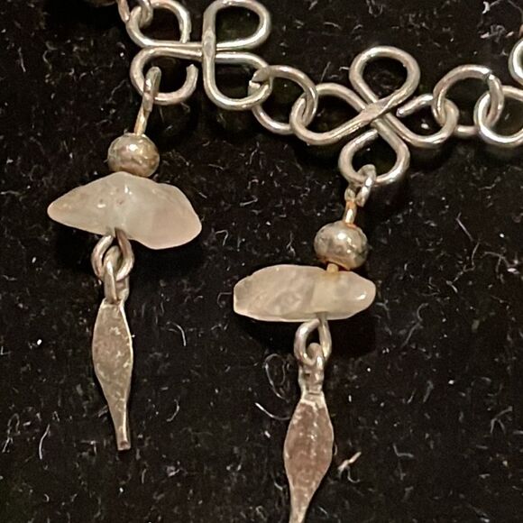 Bohemian 9” silver tone bracelet w/7 raw quartz charm dangles & hook/latch clasp - Picture 2 of 15